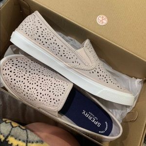 Women’s sperry’s 8.5 lilac slip on